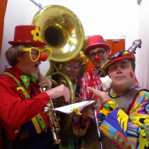 07-Clowns-Musicos
